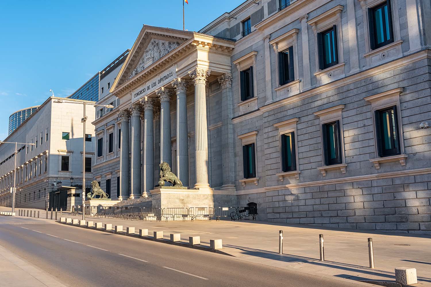 ¿Que características ha de reunir un sujeto público para poder ser considerado como poder adjudicador?