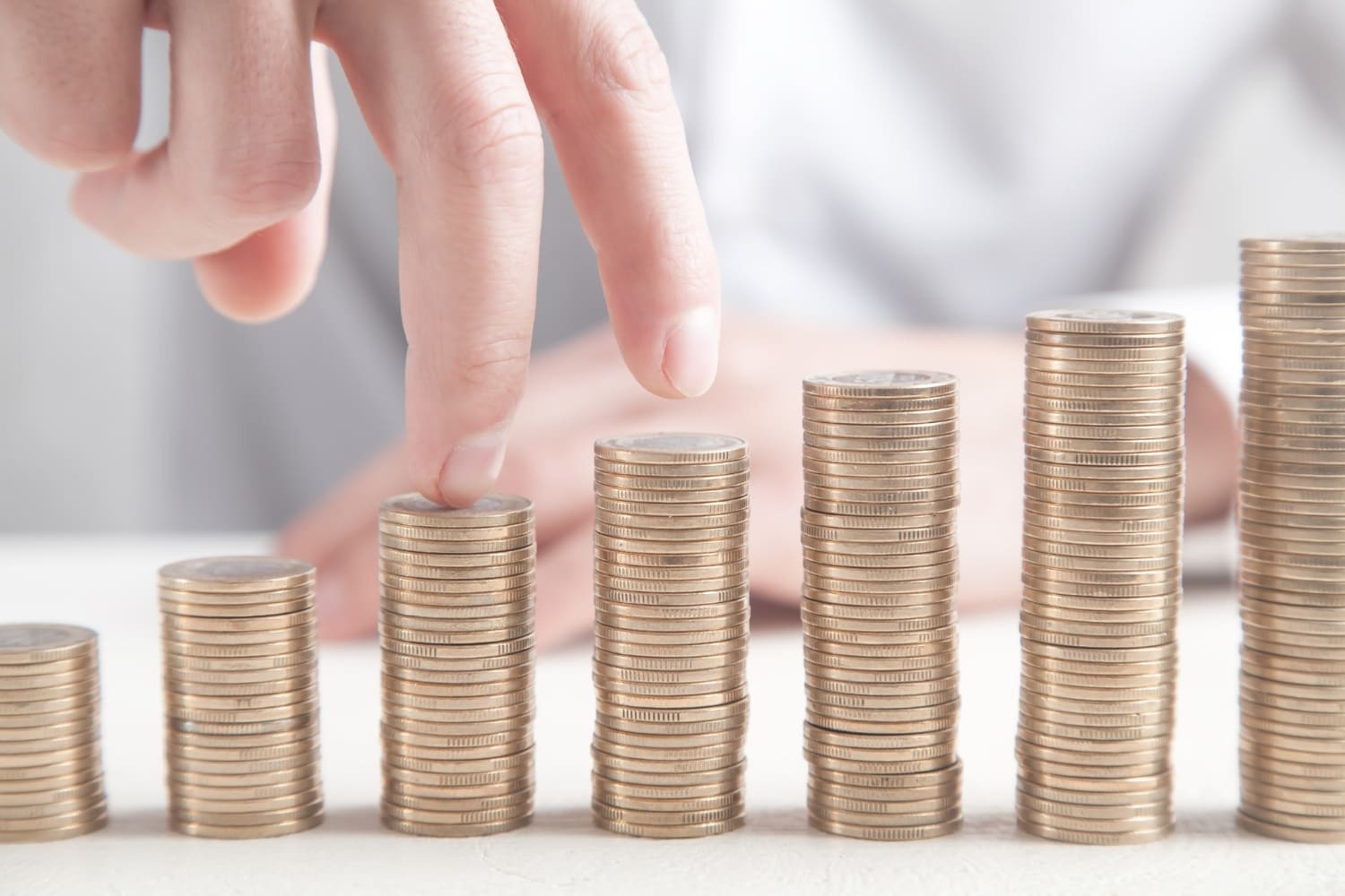 ¿Se puede impugnar un pliego si en el mismo no están previstos determinados costes en la ejecución del contrato?