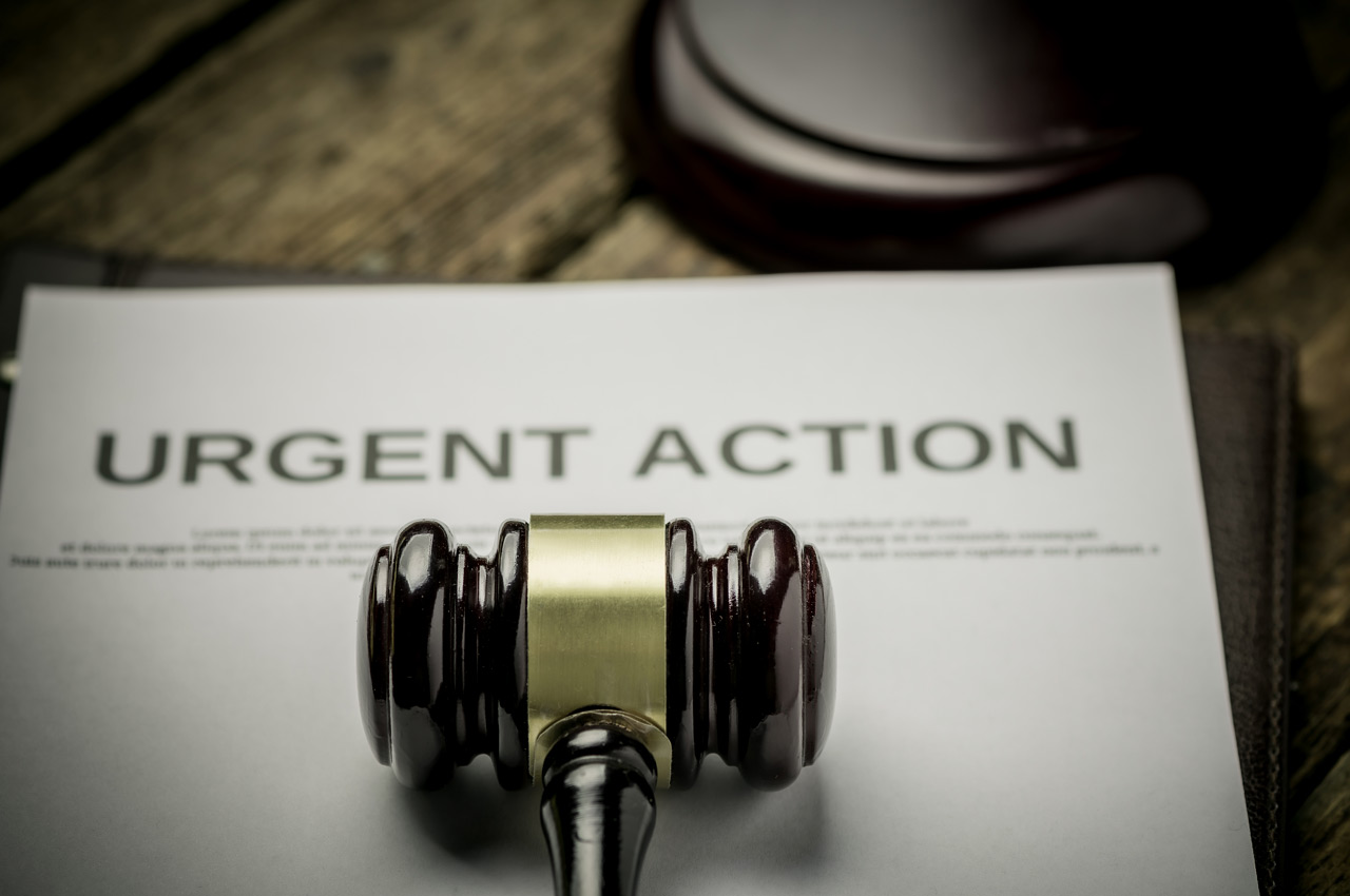 ¿Cuales son los requisitos para que los contratos del sector público se tramiten por emergencia?