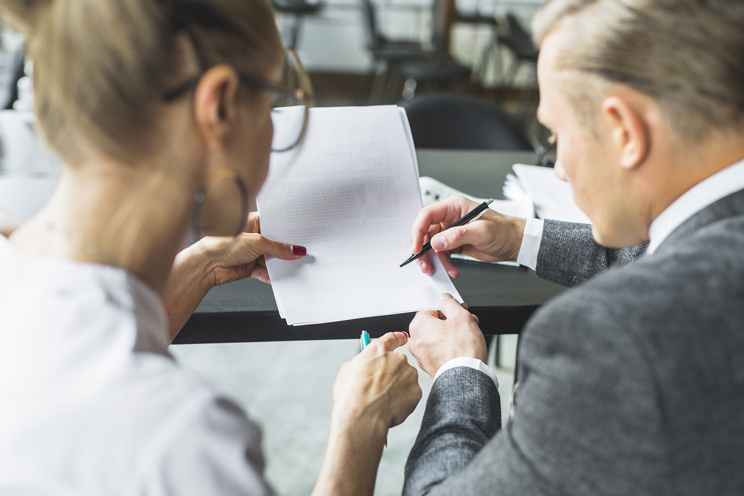 Un licitador excluido, ¿puede impugnar después el acuerdo de adjudicación del contrato?