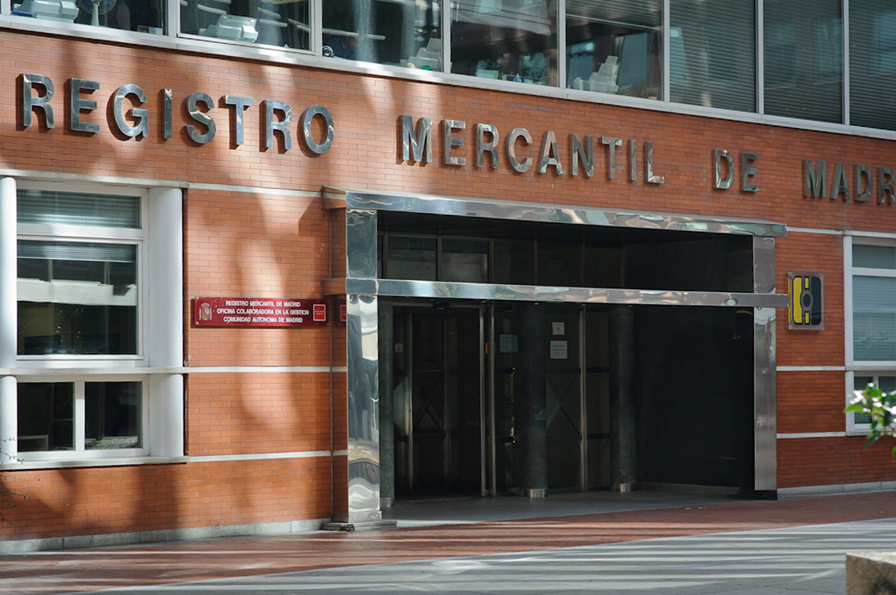 ¿Cual es el valor y alcance de acreditar la solvencia económica a través de las cuentas anuales aprobadas y depositadas en el Registro Mercantil?