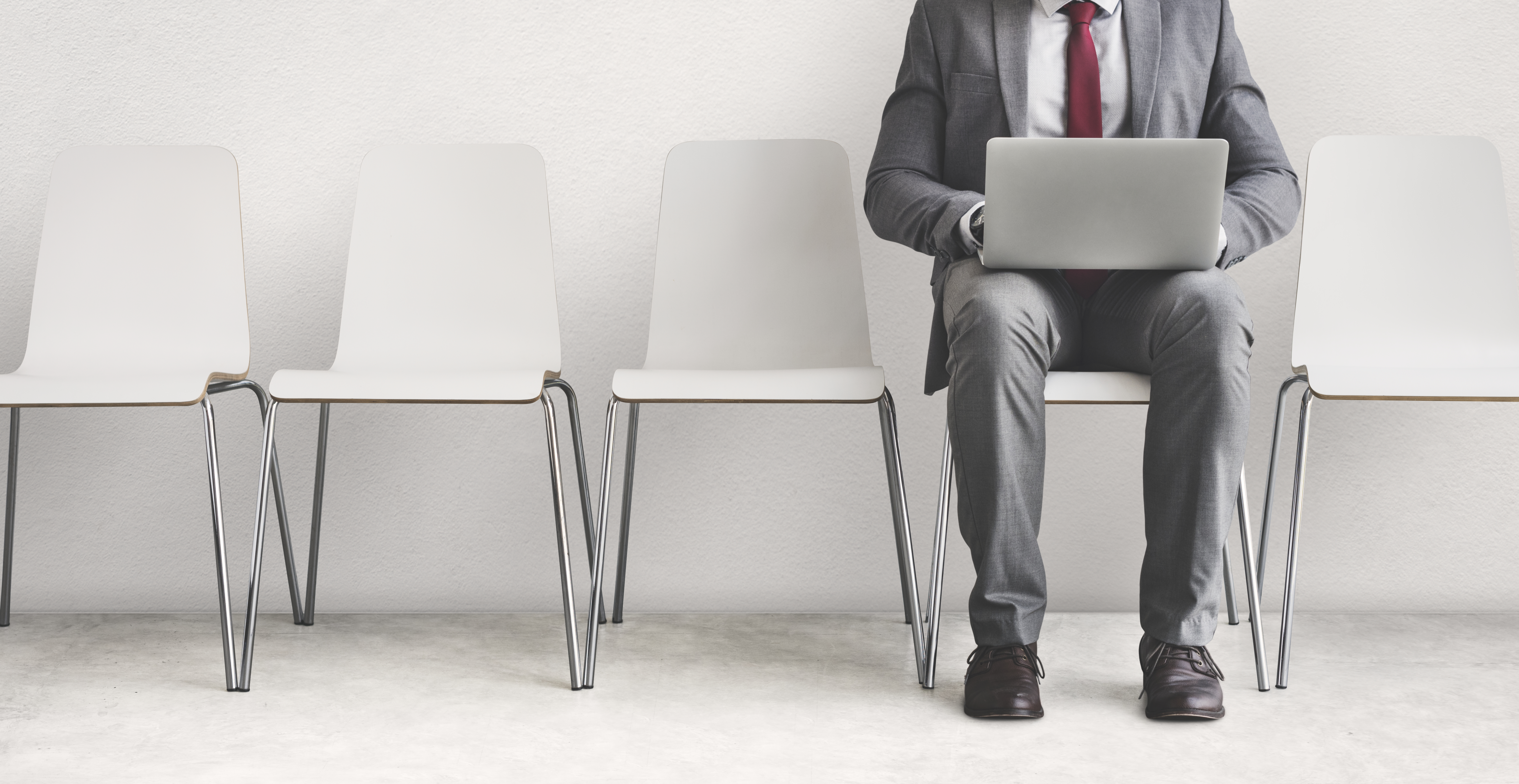 ¿Puede una entidad del sector público celebrar un contrato de servicios para suplir su carencia de medios personales?